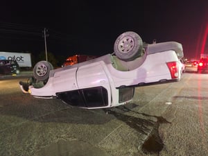 Un aparatoso accidente registrado la noche del lunes en la carretera federal 57, en el tramo que conecta Piedras Negras con Nava, dejó como saldo cuatro