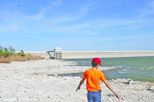Comunidades de Juárez enfrentan escasez, mientras la extracción de agua impacta la economía local, pesca y actividades clave en la región.  La presa Venustiano