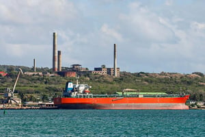 Un petrolero ruso arribó a Cuba con crudo autorizado por Estados Unidos como gesto humanitario, en medio de una crisis energética marcada por apagones