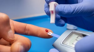 Durante mucho tiempo, los edulcorantes se han considerado una alternativa “segura” al azúcar, sobre todo para personas con diabetes o quienes buscan reducir