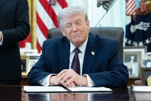 Donald Trump dijo que considera retirar a Estados Unidos de la OTAN, en medio de tensiones por la guerra en Irán y crecientes diferencias con aliados europeos.