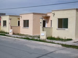 La demanda de créditos ha registrado una baja aproximada de entre 30 y 40 por ciento.  La agente inmobiliaria Mecerla Mendoza Campero explicó que muchas