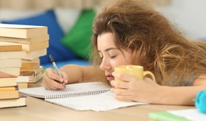 Aunque suele considerarse normal que los adolescentes se desvelen, un estudio reciente sugiere que su salud podría beneficiarse si logran dormir más temprano.
