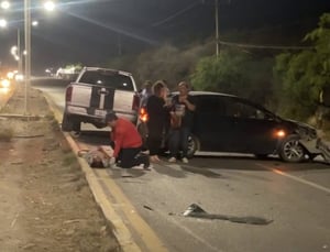 Un fuerte accidente vehicular registrado en el municipio de Nava provocó el cierre total de la Carretera Federal 57, a la altura del kilómetro 10, tras