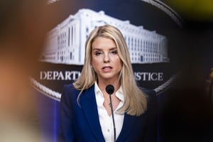 La gestión de Pam Bondi como secretaria de Justicia estuvo marcada por la polémica en torno a los archivos Epstein y reclamos de víctimas.  La gestión