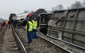 Un tren descarriló en la región rusa de Uliánovsk, dejando al menos 24 heridos, incluidos menores, mientras autoridades descartan lesiones graves y coordinan