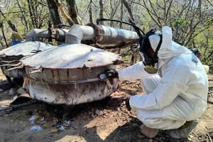 Elementos de Marina y FGR localizaron y neutralizaron un narcolaboratorio en Cosalá, Sinaloa, donde aseguraron químicos y equipo para producir metanfetamina