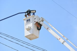 Como parte de esta estrategia, se llevó a cabo la colocación de 120 luminarias en diversos puntos estratégicos del municipio.  El Gobierno Municipal