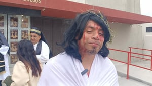 Como parte de las tradiciones de la Semana Santa, la iglesia de San Francisco de Asís llevó a cabo la representación viviente del viacrucis de Jesucristo,