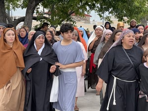 Con una importante participación de la comunidad, se llevó a cabo el viacrucis viviente de la Semana Santa 2026 del Santuario de Guadalupe, una representación