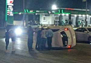 Un accidente vehicular tipo volcadura generó la movilización de cuerpos de emergencia sobre el bulevar Mendoza Berrueto, a la altura de la colonia Altamira,