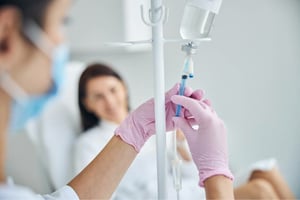 Autoridades de Salud investigan muertes en clínica privada de Sonora tras aplicación de 'suero vitaminado', mientras realizan pruebas para determinar causas