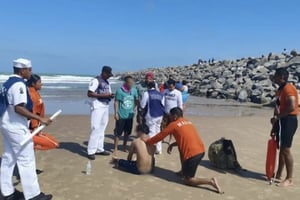 Elementos de la Secretaría de Marina rescataron a dos personas arrastradas mar adentro en playa Mezquital, Matamoros, durante operativo de vigilancia