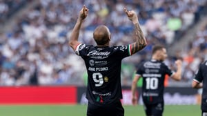    Atlético San Luis remontó 2-1 a Monterrey en el Gigante de Acero, con gol de David Rodríguez al 90+7 y lesión de Carlos Salcedo.  Monterrey dejó escapar