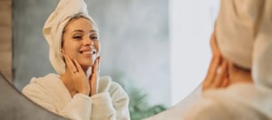 El auge de las rutinas virales de skincare en plataformas como TikTok, Instagram y YouTube ha transformado la manera en que millones de personas, especialmente