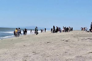 Una mujer y su hijo murieron en Oaxaca por el mar de fondo, mientras una joven permanece desaparecida tras ser arrastrada por la corriente.  Una mujer
