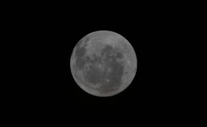 Astronautas de Artemis II revelaron haber visto “la cara oculta de la Luna” durante su misión, mientras se preparan para fotografiarla en su sobrevuelo.