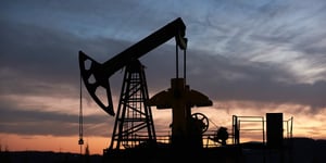 La OPEP+ acordó aumentar producción petrolera en mayo, pero conflictos en Irán y el bloqueo del estrecho de Ormuz limitan su aplicación efectiva.  La alianza