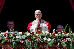 El papa León XIV llamó a 'deponer las armas' y elegir la paz durante su primera misa de Pascua, destacando el diálogo frente a conflictos.  El papa León