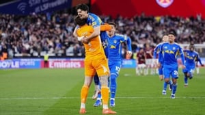    Leeds United venció al West Ham en penaltis y avanzó a semifinales de la FA Cup, tras un partido con remontada y doble gol anulado.  El Leeds United superó