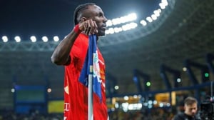    Julián Quiñones anotó un doblete, pero su equipo, el Al-Qadisiya, cayó 3-2 ante el Al-Ettifaq en la liga saudita.  Julián Quiñones marcó un doblete