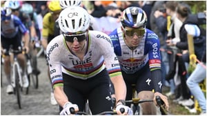    Tadej Pogacar ganó el Tour de Flandes 2026, su tercer título en la clásica, superando a Van der Poel y Evenepoel.  Tadej Pogacar volvió a imponer