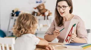 El autismo en niñas sigue siendo un tema poco reconocido. Aunque el Trastorno del Espectro Autista (TEA) afecta cómo una persona se comunica, se relaciona