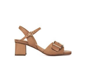 Pensando en la temporada primaveral, hemos recurrido a algunas de nuestras tiendas preferidas para ofrecerte las mejores sandalias de tacón cuadrado.