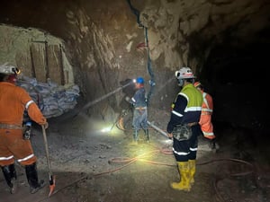    Ante la presencia de agua y sedimentos, autoridades mexicanas ajustan la estrategia de rescate de los tres mineros atrapados en la mina Santa Fe, Sinaloa.