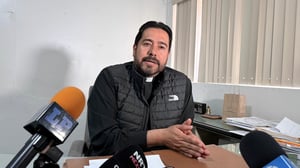 Néstor Martínez destaca gran participación fieles y anuncia actividades pascuales próximas.  El párroco Néstor Martínez, de la parroquia Santiago Apóstol,