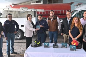 Empresarios entregan bodycams para fortalecer labores de Protección Civil y atención a emergencias locales.  El alcalde de Monclova, Carlos Villarreal Pérez,