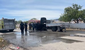 Un camión Dodge 2015 de 3.5 toneladas se incendió este martes frente al panteón María de Guadalupe en Agujita, Sabinas, por un corto circuito