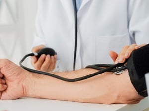Es muy frecuente confundir los síntomas del estrés agudo con los de la hipertensión, ya que ambos pueden presentarse con dolor de cabeza, palpitaciones
