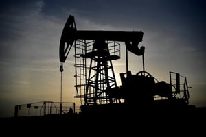 Los precios del petróleo registran alzas significativas tras el ultimátum de Estados Unidos a Irán sobre el estrecho de Ormuz, aumentando riesgos globales.