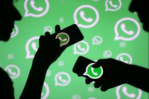 La intrusión facilita estafas, puede afectar la reputación y permite el uso de técnicas de ingeniería social para obtener contraseñas bancarias o engañar