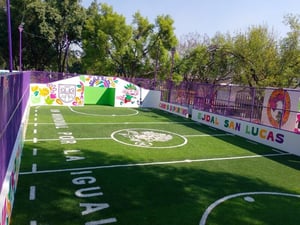 Autoridades de la Ciudad de México inauguraron una cancha rehabilitada en Xochimilco, como parte de un programa de recuperación de espacios públicos y fomento