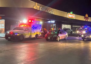 El accidente movilizó a los cuerpos de rescate y seguridad.  Una maniobra mal calculada terminó en un accidente vehicular dentro del estacionamiento del Mall