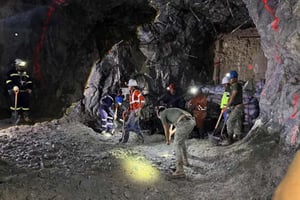 Autoridades localizaron con vida a un segundo trabajador atrapado en la mina Santa Fe, en Sinaloa, tras 13 días de labores intensivas de rescate.