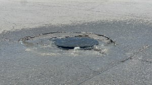 Los reportes ciudadanos se han acumulado sin una solución inmediata. El agua no solo se desperdicia, también transforma el entorno: calles encharcadas,