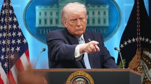 Donald Trump anunció aranceles del 50% a países que vendan armas a Irán y destacó avances en negociaciones para reducir sanciones y riesgos nucleares.