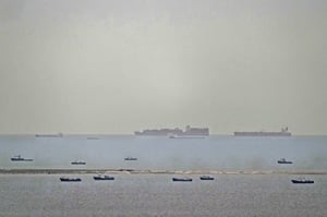 Tras la tregua entre EE. UU. e Irán, el tráfico marítimo en el estrecho de Ormuz muestra signos de reactivación con primeros barcos transitando nuevamente.