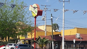 La disminución en la actividad económica continúa impactando al sector de alimentos y bebidas en Piedras Negras, donde el cierre de establecimientos refleja