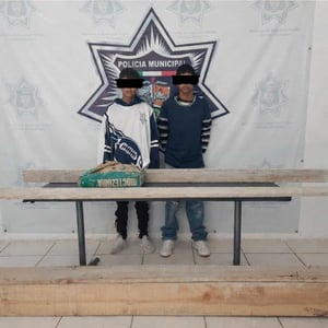 La Policía Municipal de Sabinas, Coahuila, aseguró este jueves a Jesús Joel “El Negro” y Daniel Alejandro “Dany”, acusados del robo de un bulto de cemento