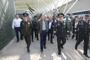  El gobernador Manolo Jiménez Salinas, junto al general Fernando Colchado Gómez, comandante de la XI Región Militar, y Román Alberto Cepeda González,