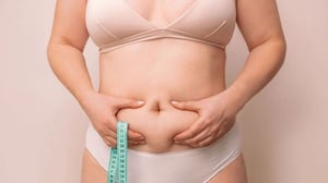 Reducir la grasa abdominal es uno de los retos más comunes tanto por motivos de salud como de imagen corporal. Muchas personas se desesperan porque,