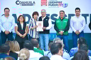 Este jueves, el alcalde Román Alberto Cepeda González realizó la entrega de escrituras que dan certeza jurídica a 101 familias de Torreón. El programa