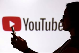 Cualquier video generado con esta función llevará marcas de agua y etiquetas como SynthID y C2PA, que los identifica como inteligencia artificial.  YouTube
