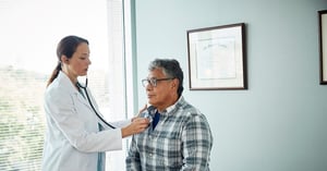 Las personas que padecen COVID persistente podrían tener un mayor riesgo de desarrollar problemas cardíacos importantes, incluso si son adultos jóvenes
