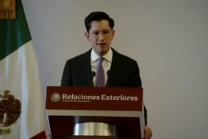 México impulsará la revisión del T-MEC, afirmó Roberto Velasco, quien destacó cooperación sin subordinación y defensa de la soberanía como ejes de política
