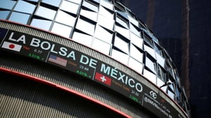 La Bolsa Mexicana de Valores registra su tercera jornada consecutiva al alza y se encamina a cerrar la semana con ganancias impulsada por mercados globales.